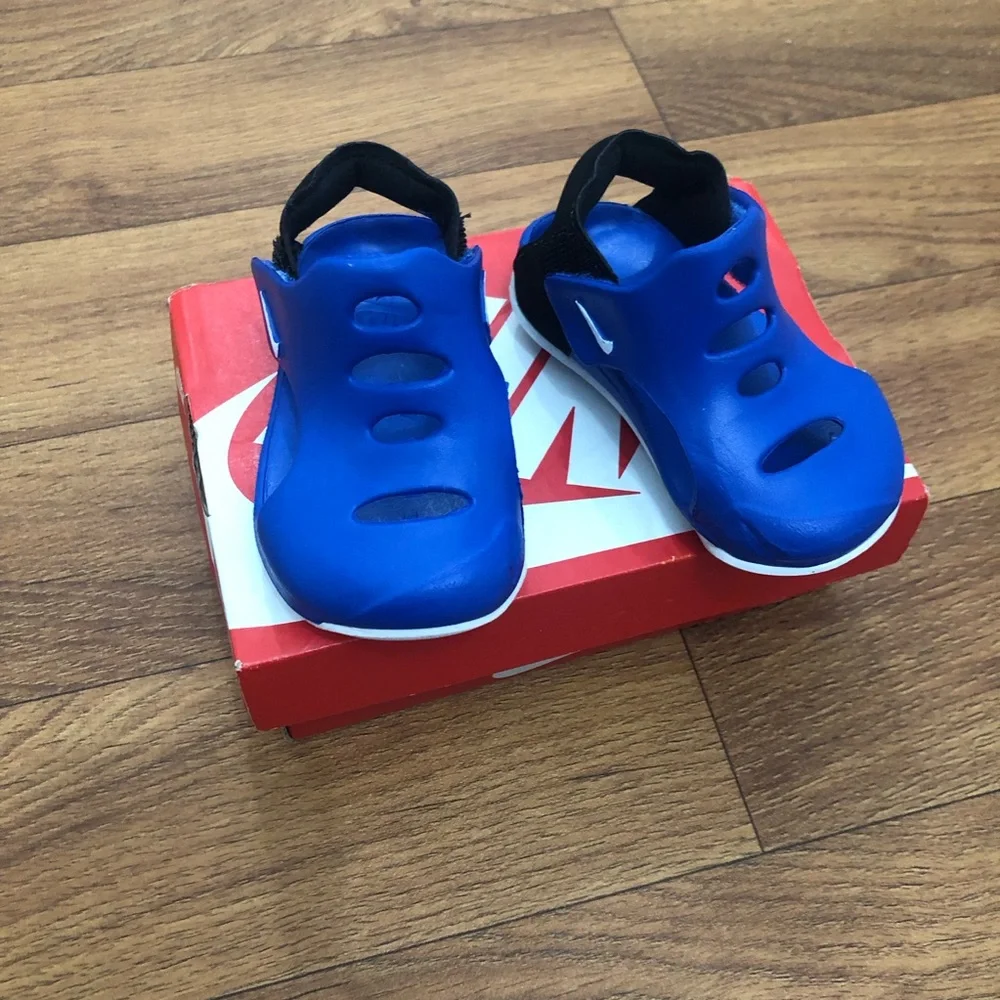 Nike kid Blue clog Water Shoes with Ventilated Design side Velcro slip on.4C